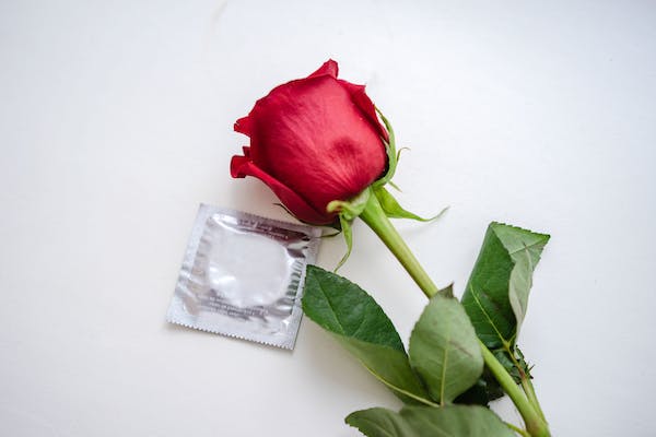 kondom a růže 